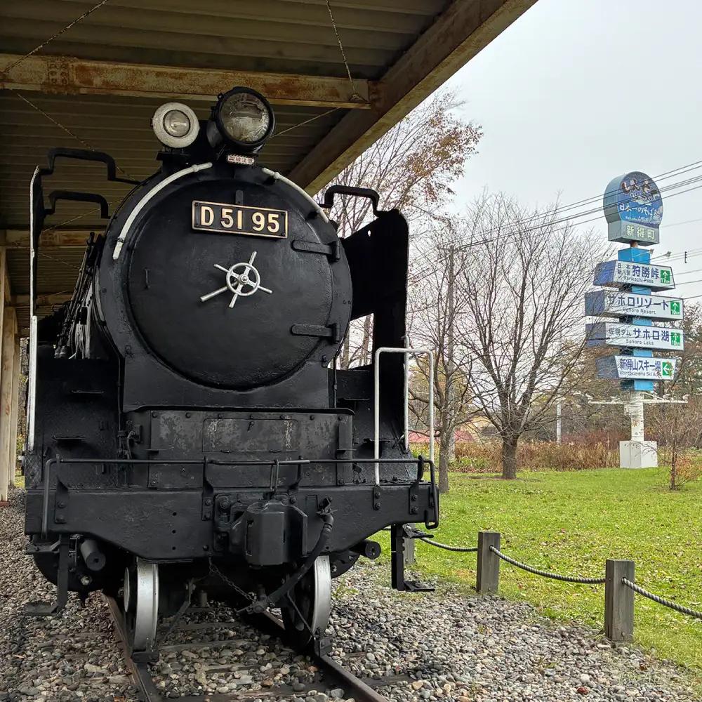 蒸気機関車 「D51 95号機」 デザインマンホール 鉄蓋+展示架台 | 株式会社進藤鋳造鉄工所 [BNAN001]