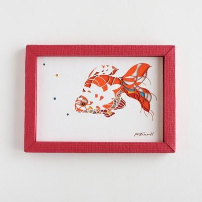 ふるさと納税 弥富市 金魚のきり絵アートインテリア【pazoo-ll(パズール)金魚】小赤(ハガキサイズ、額:赤色)