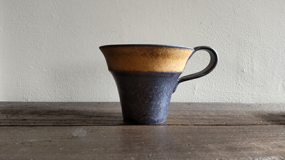 【ふるさと納税】山口県の土の器 掛け分けマグカップ 黄色 工房＆ギャラリー間鍋 山口県 防府市 B-D27 マグカップ 陶器 山口県産 焼き物 黄色 イエロー 黒 軽い 手作り 作家 工房 天然素材 ギフト