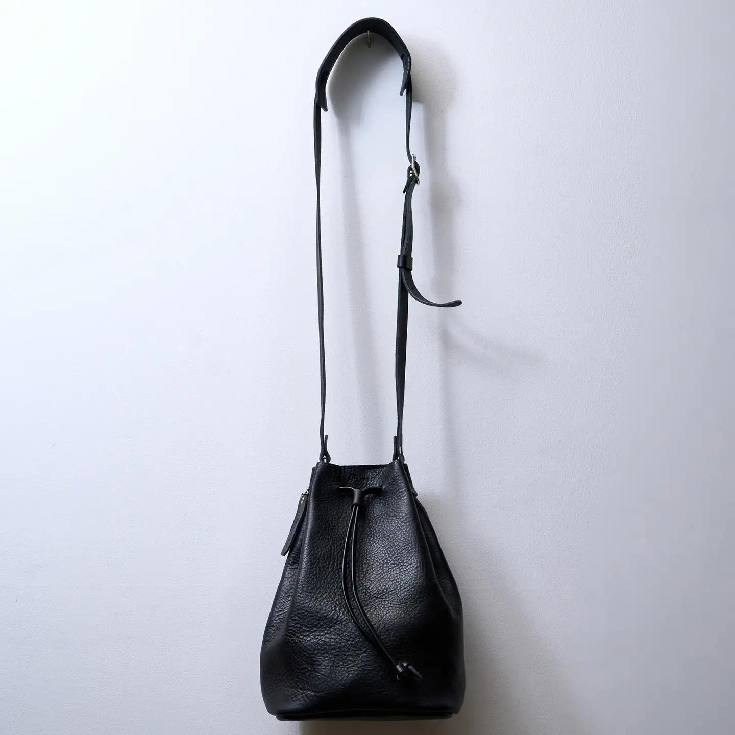 巾着ショルダーバッグS(ブラック) / レザー ショルダー ショルダーバッグ BAG bag バック バッグ 革 ギフト 巾着 きんちゃく / 諫早市 / 伊東製靴店[AHCN018]