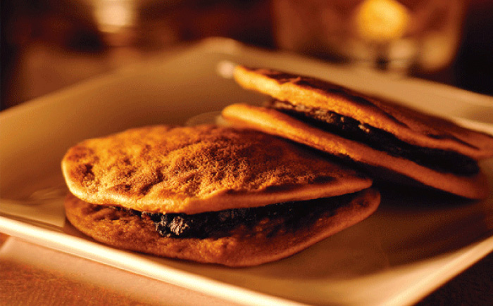 お菓子 お寿司そっくりなわらび餅8個＋大人の虎焼5個 お菓子 和菓子 スイーツ どら焼き 生どら焼き セット わらびもち おかし おやつ ギフト 広島県福山市/株式会社虎屋本舗 [BADH002]