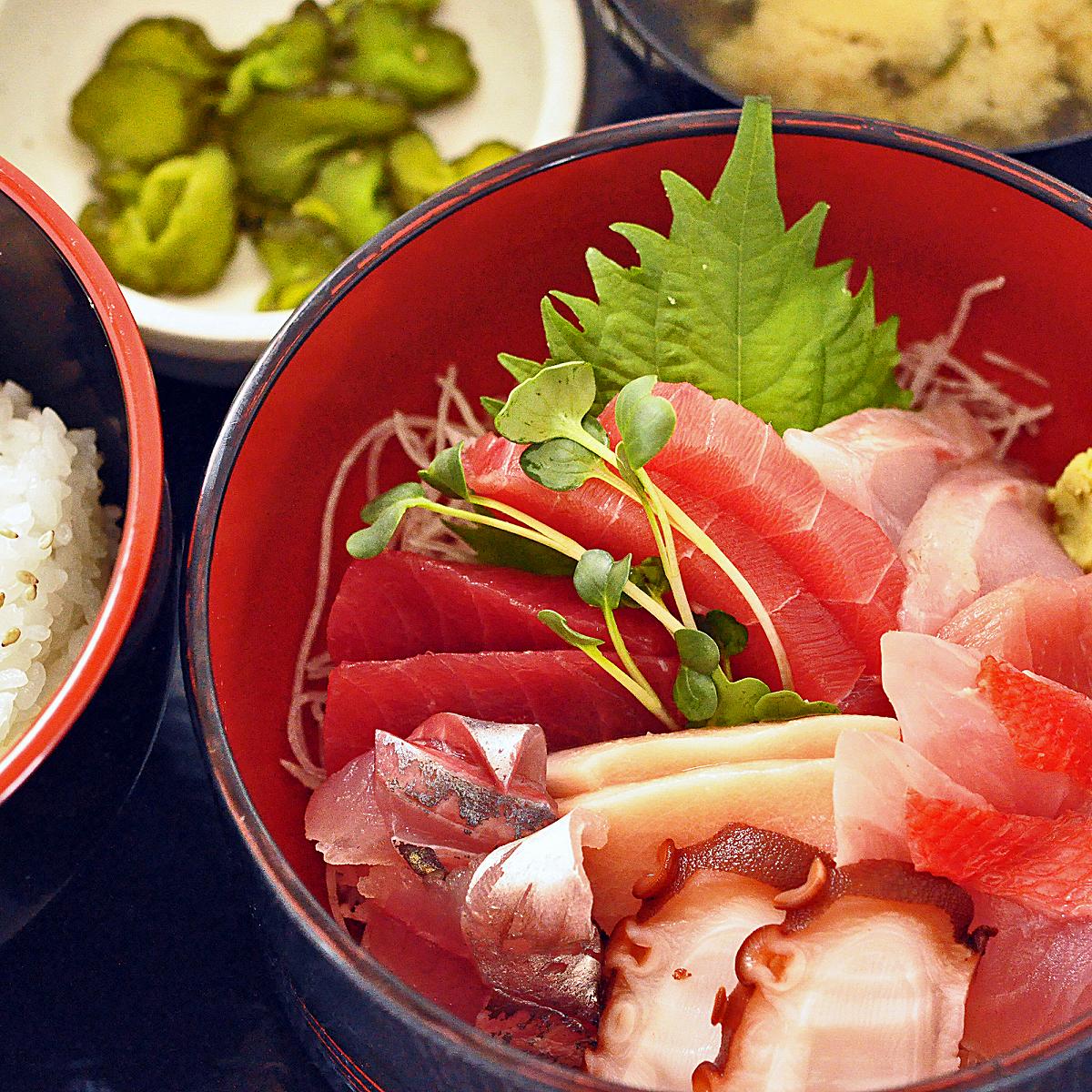 【ふるさと納税】B14-033老舗魚屋直営店！まぐろ食堂七兵衛丸お食事券＋お土産セット（1名様分）
