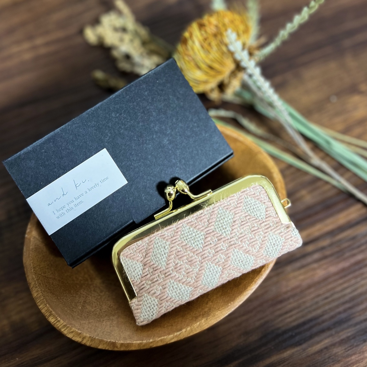 こぎん刺し 印鑑ケース ピンク 摘果染めこぎん糸（薄桃） 【 ハンドメイド 手作り 青森 津軽 五所川原 草木染 かわいい おしゃれ 伝統的な刺し子技法 こぎん刺し 】