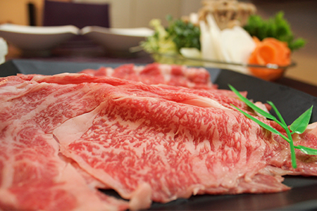 【4等級以上】黒毛和牛 近江牛 【上霜】 モモ・カタ すきやき用 【1㎏（500ｇ×2パック）】【BM07SM】