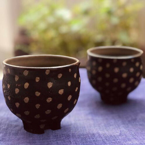 【ふるさと納税】＜南陶窯＞四つ足カップ丸形2個セット【ドット】 ☆ 読谷村 やちむん ブセナテラス内 久場政一 陶芸家 やきもの エスニック ポタリー 沖縄県