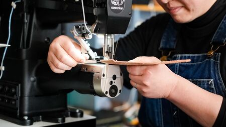 甲州和紙と峡南レザーのスマホケース iPhone 【鹿革:青色 × 和紙:あじさい色】 Handmade leather works coworker [5839-8358]