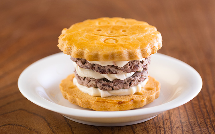 《北海道産小豆使用》『あんバターサンド＆ラムレーズンサンド』 サクサクビスケット生地に北海道産小豆を練りこんだバタークリーム [お菓子 洋菓子 くるみの里] TF0638-P00010