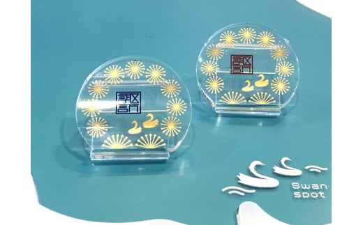 【SUWAプレミアム認定商品】箸置き 2個セット(青×１・赤×１)／ 信州諏訪ガラスの里 目黒工芸社 諏訪アクリルラボ アクリル 彫刻 白鳥 花火 模様 信州 長野県 諏訪 諏訪市 【11-69】