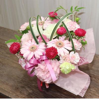 ふるさと納税 ふじみ野市 【ピンク系:ガーベラ、トルコキキョウ+季節のお花】生花アレンジメント |  | 02