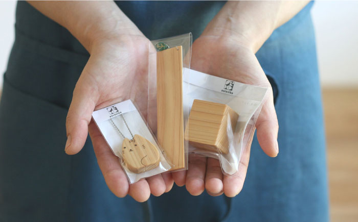 
            対馬の森から小さな贈り物（3種類セット）《対馬市》【家具製作所kiiro】 一輪挿し しおり キーホルダー ヒノキ [WAL029]
          