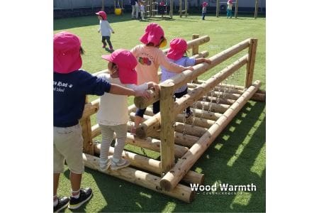 ゆらゆら丸太渡り