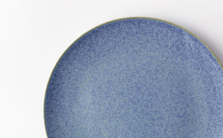 【美濃焼】28cmラウンドプレート フォグブルー【TOKI MINOYAKIチャレンジショップ／カネ大白木屋】食器 皿 プレート 大皿 パスタ皿 ワンプレート グレー 灰色 おしゃれ レストラン ホテ