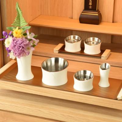 ふるさと納税 鹿沼市 仏具セット　六具足　カーラ　マットホワイト　「はせがわ」&「ササキ」共同開発商品 |  | 01