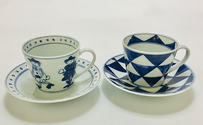 
            使いやすい青花のそば型コーヒー碗皿2個セット 小島芳栄堂 有田焼 和食器 食器 うつわ 器 コーヒーカップ＆ソーサー コーヒーカップ そばちょこカップ 2客セット ペアセット しん窯 青花 取り皿 プレート 45000円 A45-133
          