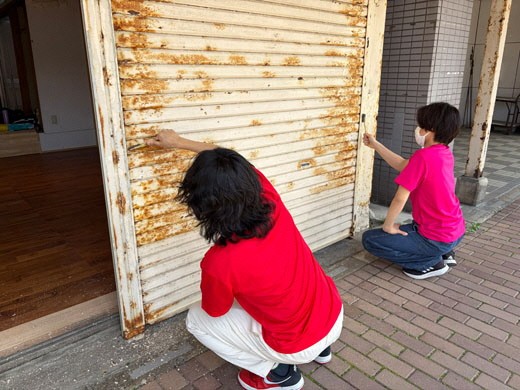 学生のリノベーション風景（シャッターの塗装）