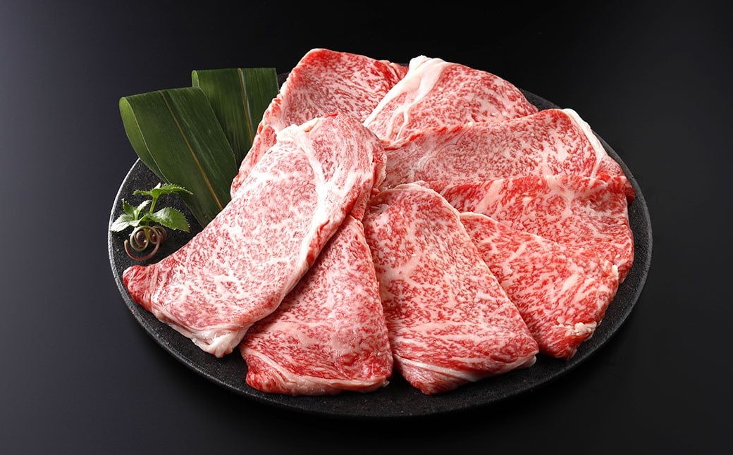 
            先行予約 武藤牧場 直売店 山嘉 【 黒毛和牛 】 山嘉牛 すきやき 約710g 【 2025年12月22日発送 】 国産 牛肉 赤身 極上 ロース モモ ウデ ミックス すき焼き 上質 贈答 ギフト おすすめ グルメ 冷蔵 三重県 桑名市
          