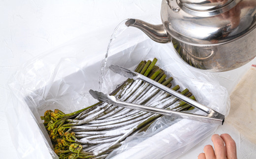 セット内容：発泡スチロールの箱に生わらび1kgと重曹、レシピほか、アク抜きに必要な材料が入っています。