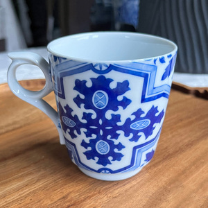 有田焼 染付十字文 ペアマグカップ【有田焼 花伝作】食器 器 うつわ 陶磁器 カップ コップ マグカップ 2個 ペア セット 十字紋 クルス 染付 ブルー 手描き 電子レンジ対応 A20-662