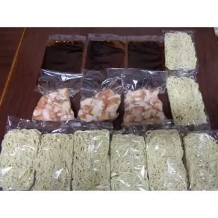 ちゃんぽん麺1200g付博多特選もつ鍋7～8人前(プリプリの国産牛小腸のみ使用)(3パック小分け)　_肉 もつ鍋 牛肉 鍋 鍋セット  惣菜・加工品 肉 鍋 なべ ナベ_【配送不可地域：離島】【147