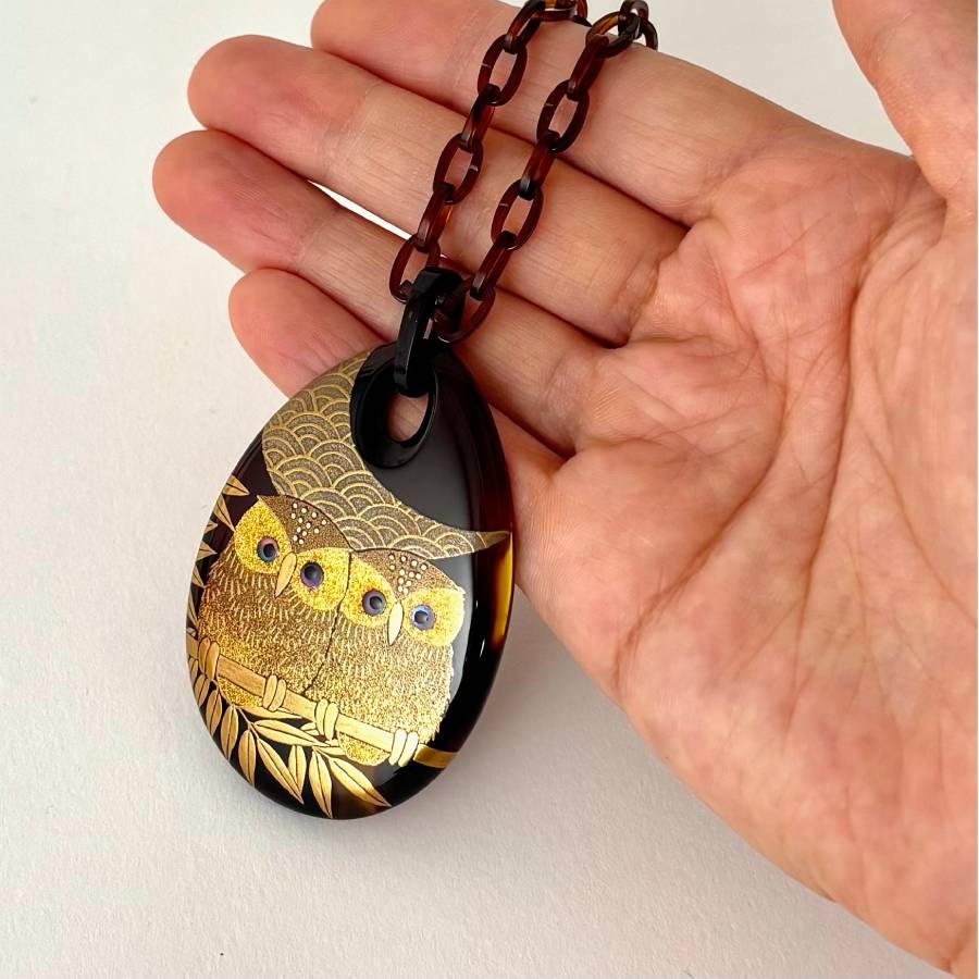 ＜うるしアートはりや＞仲良しふくろう蒔絵べっ甲ペンダント