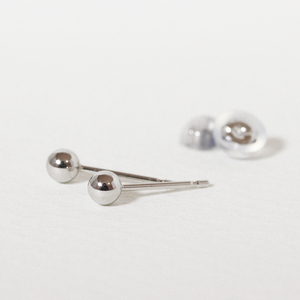 プラチナ　3mm　丸玉ピアス