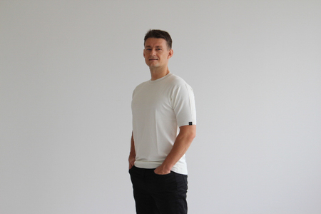 究極の贅沢シルク100%洗えるメンズ半袖Vガゼットクルーネックニットウェア ホワイトMサイズ メンズ 有限会社アスリート