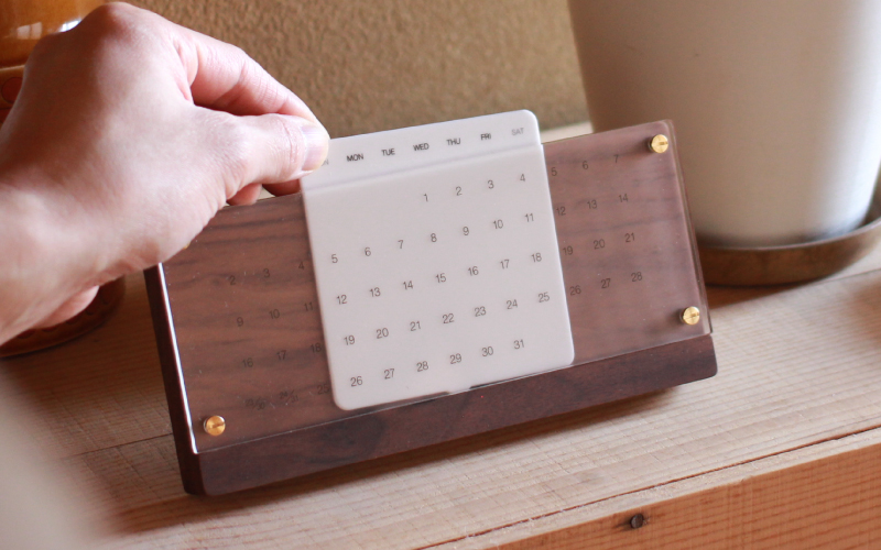 【Hacoa】木の経年変化を楽しむ卓上万年カレンダー ウォールナット 「Desk Calendar Eternal」