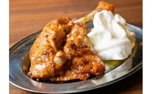 
                  骨付鳥（スパイシー若鶏３本、親鳥カット４本分）＆骨付豚（スパイシーリブ３本）
                