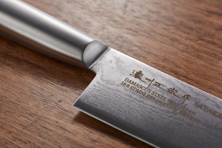 【濃州正宗作　オールステンレスダマスカス三徳包丁】　継ぎ目のない一体構造。70年以上の歴史ある工場がつくる本格派のダマスカス包丁  H17-14  