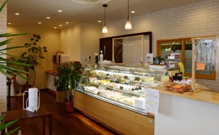 Moriの大人なブランデーケーキとこだわりバターロールのセット