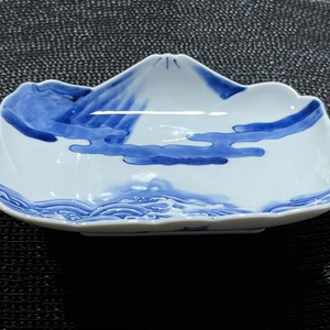 有田焼 染付霊峰富士に波濤文 小向付 2枚セット【有田焼 花伝作】食器 器 うつわ 皿 和皿 小皿 取皿 2枚 セット 富士山 富士 縁起物 染付 青  手描き 電子レンジ対応 dw008