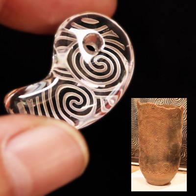 ふるさと納税 山梨県 【Do_goods】縄文土器の文様を水晶に刻む“勾玉” のアミュレットセット　659-984 |  | 02