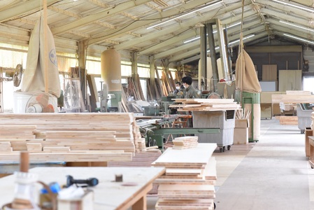 ＜スノキ ｈ－チェア（オイル仕上げ）＞ 宮崎県産桧寄材使用！子ども用イス【C-1301-kw-01】【株式会社クワハタ】