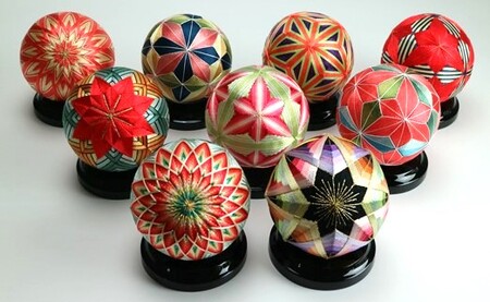 【加賀花てまり】（麻の葉・赤）花てまり・大［黒塗台］