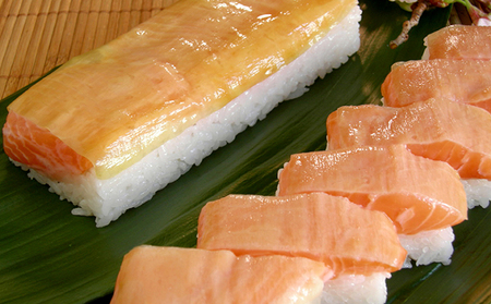 ◆ふわとろ食感◆キングサーモンづくし！『箱寿司×2箱』と『昆布〆100g』 お寿司 鮭 魚貝類 加工食品 さけ サケ 