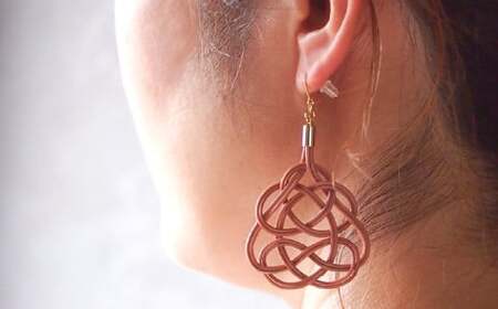 伝統の飾り結びK14ピアス&ネックレス 桜(あわじ結び) 草木染め ラタン | ﾋﾟｱｽ ﾈｯｸﾚｽ