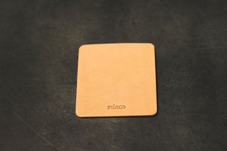 【minca】栃木レザーのコースター4枚セット  自宅、オフィス、キャンプシーンでのカフェタイムに/タン(生成)　667