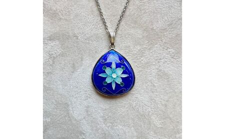 七宝焼ネックレス雫型《ラ・フルール》アクセサリー ジュエリー ネックレス ペンダント 装飾 工芸 工芸品 伝統工芸 伝統 七宝 七宝焼き しっぽうやき 焼き物 受注生産 職人技 職人芸 作品 工芸作品