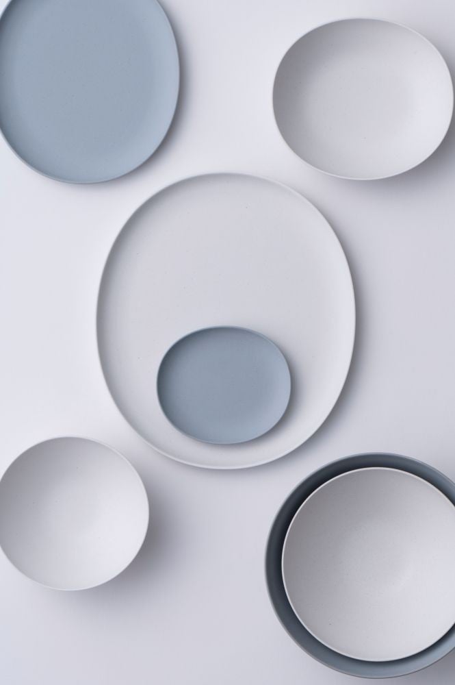 当返礼品はオーバルプレートwhiteLサイズ4枚です。