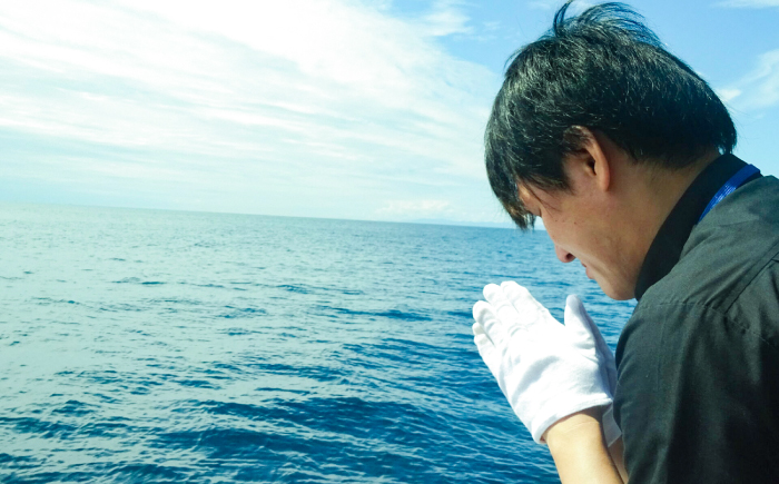 愛猫のための代行海洋散骨供養 (粉骨・散骨証明書・ブックレット付) / ペット供養 愛猫供養 猫 ねこ ネコ 海 埋葬 自然葬 葬儀 お別れ 弔い サービス 代行 委託 メモリアル 遺骨 粉骨 船 プ