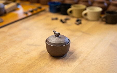 日常屋 の シロチドリ の 塩壷 と 塩さじ と 豆皿 （いごてつの 天日塩 1袋付き）［1498］