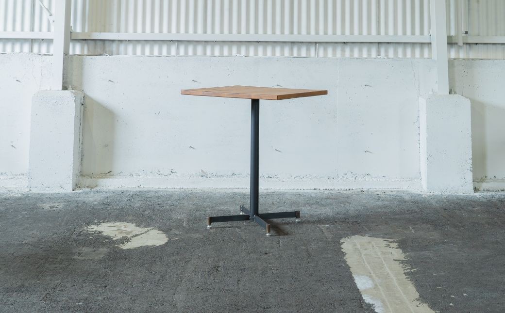 
            カフェテーブル 60cm×60cm  SK CAFE TABLE テーブル 机 カフェ 家具 アイアン スチール  アンティーク レトロ インテリア モダン シンプル スタイリッシュ 鉄製 佐久間工業 SIKAKU 岐阜県 大垣市
          