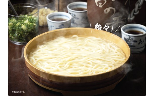 お店では、大きな徳利に入ったあつあつ出汁を自分で注ぎます。