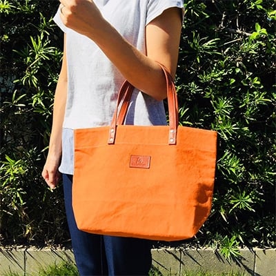 
                  日本製 トート 小サイズ オレンジ （パラフィン帆布） 牛革 トート トートバッグ バッグ 小型 手持ち カバン 鞄 本革 天然皮革製品 カラー カジュアル プライベート オリジナル ブランド ギフト プレゼント 贈答 記念日 お祝い 送料無料 千葉県 旭 髙野縫製 ぬいざえもん メディア 千葉県 旭市
                