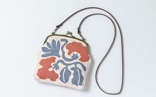 がま口バッグ《花》(1点) 鹿児島 いちき串木野 バッグ ポーチ かばん カバン 鞄 ファッション 本染め 染物 染め物 そめもの 伝統 伝統工芸 贈り物 ギフト お祝い プレゼント【亀崎染工】【D-