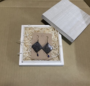 鹿革と瑠璃のピアス（四角形）革小物 レザー フックピアス アクセサリー ラピスラズリ【R00614】