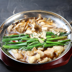 国産牛よくばりもつ鍋セット 醤油味2人前&みそ味2人前(計4人前)〆はマルゴめん 福岡県産の米粉麺　田川町 MRG023