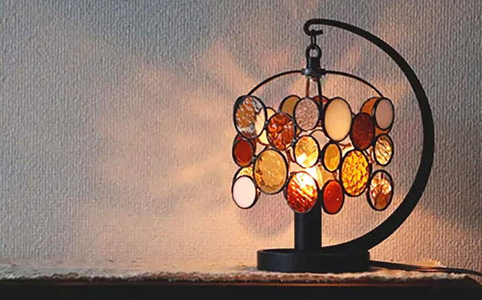 ステンドグラスのテーブルランプ チビ アンバー / ランプ オリジナル ギフト / 瀬戸市 / Ｎｉｊｉｉｒｏ　Ｌａｍｐ [BBAD045]
