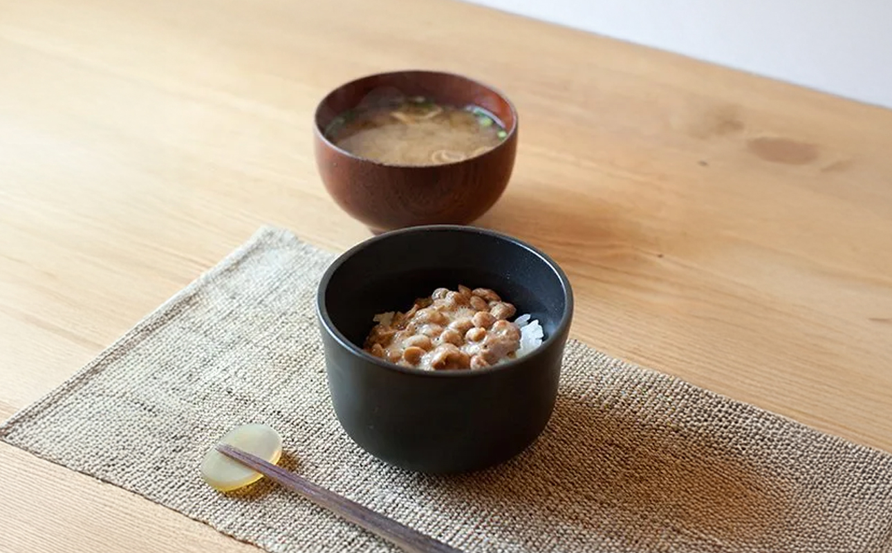 【萬古焼（ばんこやき）】ごはんを美味しく保存するスタイリッシュなおひつ 4th-market ヤソハチ お櫃 一碗 白1個【八十八、おひつ、米、新米、レンジ、保温、保冷、万能、おしゃれ、かわいい、結婚祝、出産祝、セット、贈答、普段使い、手作り、一人用、家庭用、一人暮らし、家族、ファミリー、新生活、三重県 四日市市 ふるさと納税】