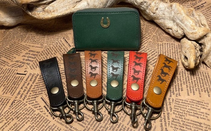 
                  【選べるカラー】蹄鉄ラウンドファスナーコインケース（グリーン）＆馬九いくキーリング / 競馬 馬 競走馬 本革 革小物 革製品 キーリング コインケース 手作り ハンドメイド レザー / 栗東市 / 株式会社ブルズエフ [BIAU016]
                